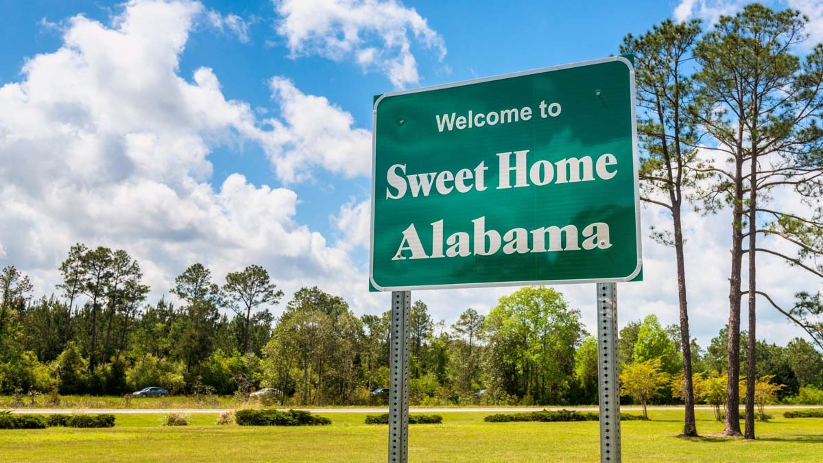 a welcome sign sweet home Alabama